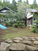 掃除後の山門奥