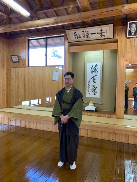 床, 室内, 木製, 現存する が含まれている画像自動的に生成された説明